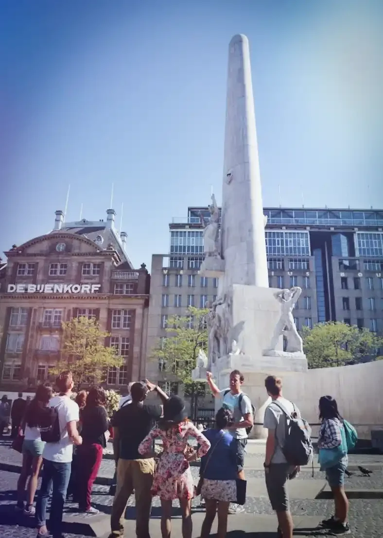 A group of tourists on a food tour on the dam in Amsterdam